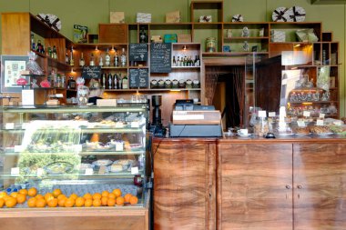LATVIA, RIGA, 15, AUGust, 2023: Riga Old Town, Letonya 'da çeşitli atıştırmalıklarla birlikte kahve dükkanının içi. Modern Avrupai küçük rahat kafe.