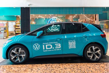 LATVIA, RIGA, 06, AUGust, 2023: Volkswagen ID.3 elektrikli araba Riga, Letonya 'daki alışveriş merkezinde sergi ve satışla ortaya çıkarıldı.