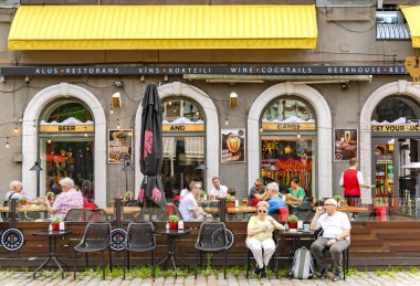 LATVIA, RIGA, 06, AUGust, 2023: Riga Eski Kasabası 'nın Panorama caddesi açık hava kafeleri ve Letonya' nın başkenti Riga 'nın Belediye Meydanı yakınlarındaki antik gotik mekanları ile