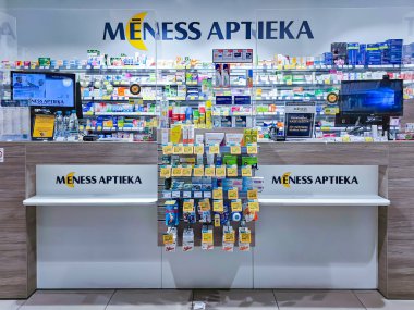 LATVIA, RIGA, 10, AUGust, 2023: Modern Meness Aptieka eczane içi ilaç vitamin takviyeleri ve Riga, Letonya 'daki raflarda sağlığa yararlı olacak karşı hizmet ürünleri