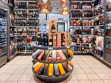 LATVIA, RIGA, 10, AUGust, 2023: STOCKMANN AVM, Riga, Letonya 'daki yüksek kaliteli alkollü içecekler üreticilerinin geniş çeşitliliği