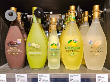 LATVIA, RIGA, 10, AĞUSTOS, 2023: South Tyrol 'dan orijinal limon likörü. Orijinal ve taze bir tadı olan büyük İtalyan geleneğinden bir içki.. 