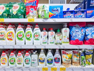 LATVIA, RIGA, 20, HAZİRAN, 2023: deterjanlı raflar, temizleyici, bulaşık yıkama jeli plastik şişeler ve süpermarkette ev temizliği, Riga. Letonya
