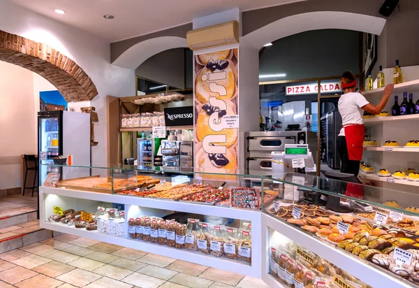 意大利伯加莫 20岁 2023年8月23日 意大利伯加莫老城的现代披萨店内部 有大型玻璃柜台 有新鲜烘焙过的产品 — 图库照片