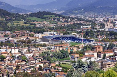 Kuzey İtalya 'daki eski Bergamo kasabasının Alp Dağları' nın arka planında kırmızı kiremitli evler ile hava manzarası. Bergamo, Alp Lombardy bölgesinde bir şehirdir..