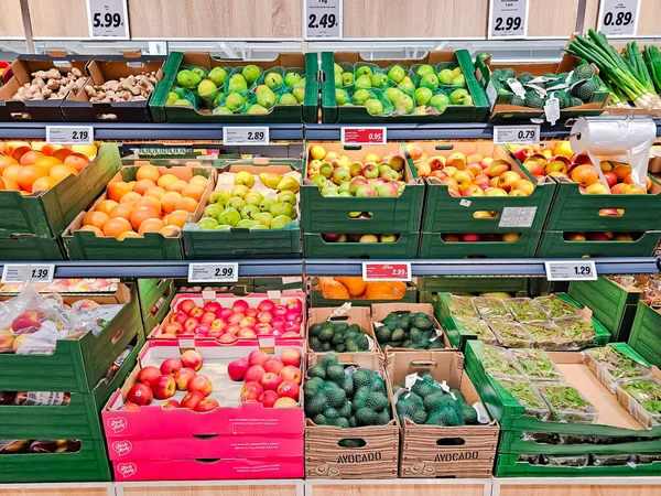 Latvia Riga Agosto 2023 Estantes Estratificados Con Varias Frutas Verduras —  Fotos de Stock