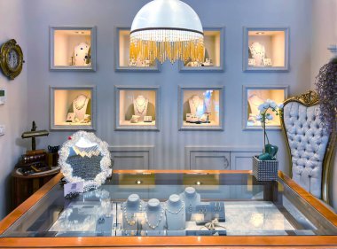 İTALYA, LOMBARDY, BELLAGIO, GÖL COMO, 25, AĞUSTOS, 2023: Bellagio, İtalya 'da lüks aksesuarları olan güzel kuyumcular.