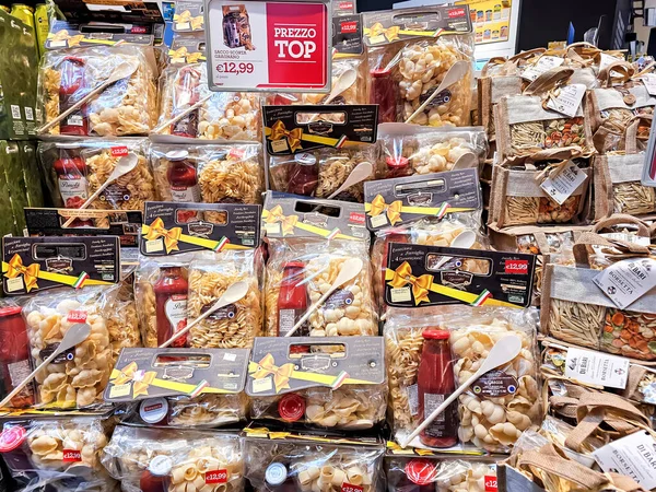 Italien Bergamo August 2023 Presentförpackningar Med Italiensk Pasta Och Ketchup — Stockfoto