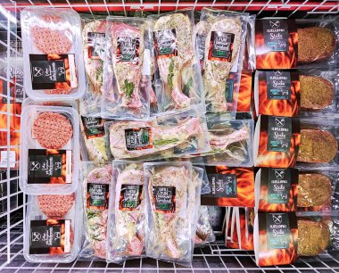 LATVIA, RIGA, 24, AUGust, 2023: Biberiyeli ve dondurulmuş biftekli taze domuz omzu Lidl mağazasının buzdolabı bölümü Riga. Letonya