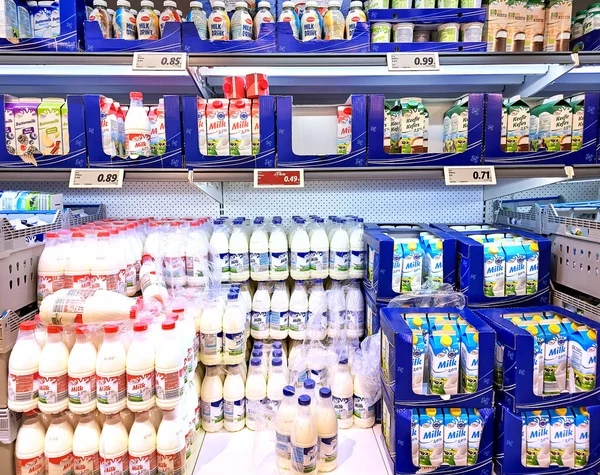 Latvia Riga August 2023 リュードスーパーマーケット ラトビアのさまざまなメーカーからの異なる脂肪含有量の幅広いミルク — ストック写真