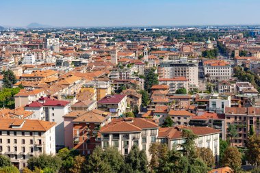 Kuzey İtalya 'daki eski Bergamo kasabasının Alp Dağları' nın arka planında kırmızı kiremitli evler ile hava manzarası. Bergamo, Alp Lombardy bölgesinde bir şehirdir..