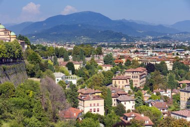 Kuzey İtalya 'daki eski Bergamo kasabasının Alp Dağları' nın arka planında kırmızı kiremitli evler ile hava manzarası. Bergamo, Alp Lombardy bölgesinde bir şehirdir..