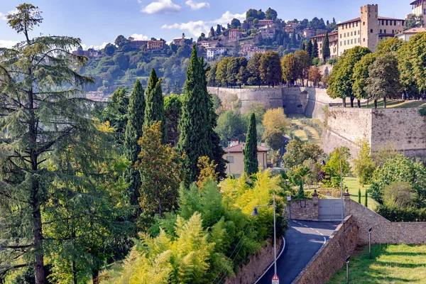 位于意大利北部阿尔卑斯山背景下的伯加莫古城和一座古城堡的景观 Bergamo是一座位于高山伦巴第地区的城市 图库图片