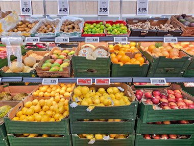 LATVIA, RIGA, 24, AĞUSTOS, 2023: Lidl süpermarketinde çeşitli meyve ve sebzelerle dolu raflar, Riga. Letonya.