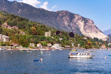 ITALY, LOMBARDY, MAGGIORE Gölü, 25, AĞUSTOS, 2023: Alpler ve Maggiore Gölü ve İtalyan Isola Bella manzarası - güzel ada Borromean Adalarından biridir, İtalya