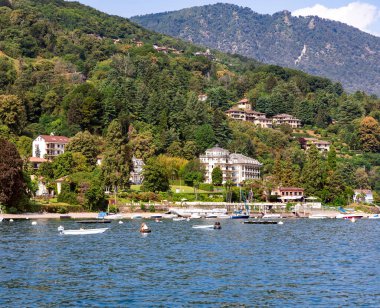 Kuzey İtalya 'da Lombardy bölgesinde yer alan Alpler' e karşı Alp Gölü Como Panoraması. 
