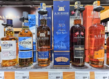 LATVIA, RIGA, 30, AUGust, 2023: STOCKMANN AVM, Riga, Letonya 'daki yüksek kaliteli alkollü içecekler üreticilerinin geniş çeşitliliği