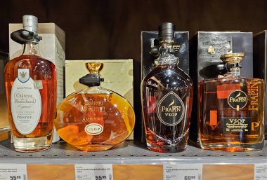 LATVIA, RIGA, 30, AUGust, 2023: STOCKMANN AVM, Riga, Letonya 'daki yüksek kaliteli alkollü içecekler üreticilerinin geniş çeşitliliği