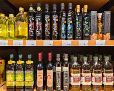 LATVIA, RIGA, 07, SEPTEMBER, 2023: Riga 'daki Elkor süpermarketinin rafında ekstra saf zeytinyağı ve üzüm yağı. Letonya.