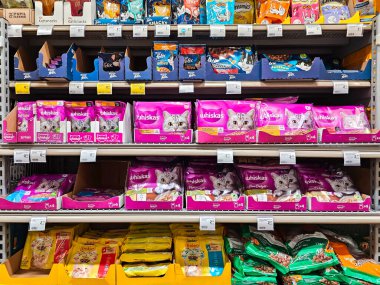 LATVIA, RIGA, 30, AĞUSTOS, 2023: Whiskas, Amerikan markası Mars, Inc.