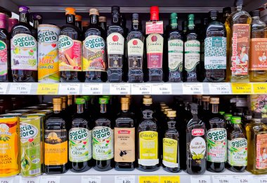 Letonya, Riga, 30 Ağustos 2023: Riga, Letonya 'daki alışveriş merkezinde yüksek kaliteli ekstra kaliteli zeytinyağı içeren raflar.