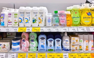 Letonya, Riga, 30 Ağustos 2023: Riga, Letonya 'da bir süpermarkette çeşitli bebek kozmetikleri rafları. Bebek bakımı ürünleri süpermarkette satılıyor.