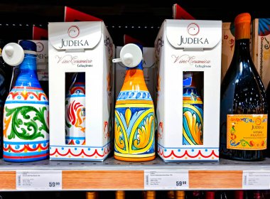 Letonya, Riga, 23 Ağustos 2023: İtalyan gül şarabı Judeka, Elkor süpermarketinin yüksek kaliteli alkol bölümünün rafındaki boyalı seramik şişede, Riga. Letonya.