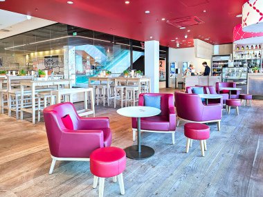 LATVIA, RIGA, 13, SEPTEMBER, 2023: Riga 'da bir fincan kahve eşliğinde öğle yemeği yiyebileceğiniz ve bilgisayarda çalışabileceğiniz modern bir kafe. Letonya 