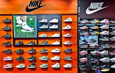 Letonya, Riga, 23 Ağustos 2023: Nike spor ayakkabıları ve spor rafları Riga, Letonya 'daki alışveriş merkezinde indirimli giyim.