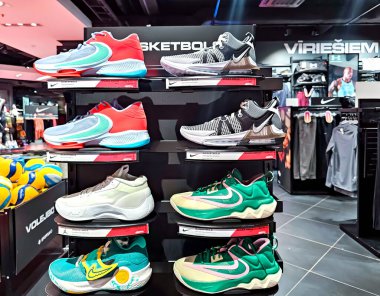 Letonya, Riga, 23 Ağustos 2023: Nike spor ayakkabıları ve spor rafları Riga, Letonya 'daki alışveriş merkezinde indirimli giyim.