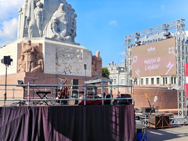 LATVIA, RIGA, 14, SEPTEMBER, 2023: Riga Old Town 'daki Özgürlük Anıtı yakınlarındaki bir müzik konseri için kurşun ekran, ses ve ışık sistemi ile açık hava gösterisi sahnesi. Letonya.
