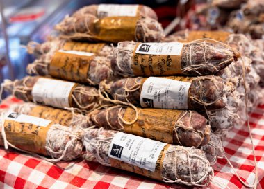 ITALY, BERGAMO, 20, AUGust, 2023: İtalyan Salami Felino Boschi süpermarkette tanıtım standında, Bergamo. İtalya