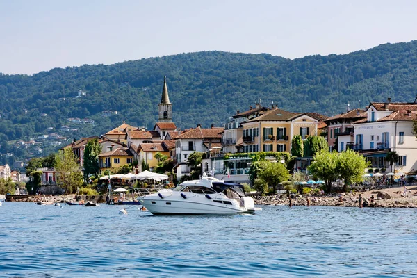 İtalya, LOMBARDY, MAGGIORE Gölü, 25, AĞUSTOS, 2023: Maggiore Gölü ve Isola dei Pescatori 'deki eğlence teknesi - güzel ada Stresa' nın 400 metre kuzeyindeki Borromean adalarından biridir. İtalya.