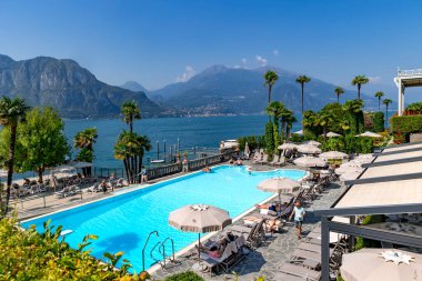 İtalya, BELLAGIO, COMO Gölü, 26, AUGust, 2023: Grand Hotel Villa Serbelloni, Alpler 'in arka planında yüzme havuzu bulunan tarihi lüks otel. İtalya.