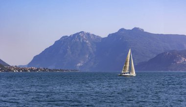 İtalya, LOMBARDY, 25 AĞUSTOS, 2023: Kuzey İtalya 'nın Lombardiya bölgesinde İtalya Alpleri ile Como Gölü' nde bir yelkenli.. 
