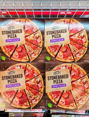 LATVIA, RIGA, 14, SEPTEMBER, 2023: Lidl mağazasının dondurucu bölümünde biyoorganik sebze taşından yapılmış pizza Alfredo. Letonya