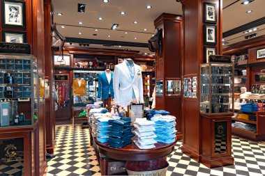 İtalya, MILAN, 25, AĞUSTOS, 2023: Milano, İtalya 'da şık erkek kıyafetleri ve aksesuarları olan Gutteridge butiği