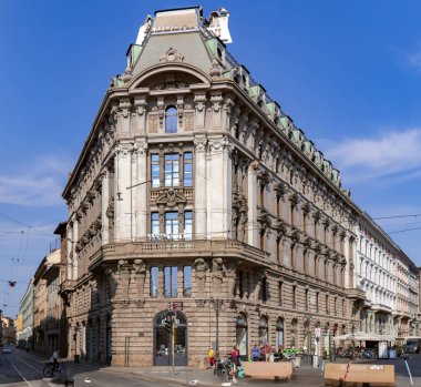 İtalya, MILAN, 25, AĞUSTOS, 2023: Milano 'daki konutlarda antik bir bina ve bir Wework çalışma merkezi. WeWork, Milan 'da ofis alanı sunuyor. İtalya.