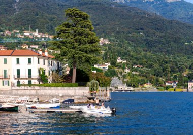 İtalya, LOMBARDY, COMO Gölü, 20 AĞUSTOS, 2023: Alpine Gölü Como yaz panoraması gemiler, botlar ve göle bakan dağlarla. İtalya