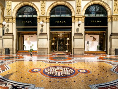 ITALY, MILAN, AUGust, 25, 2023: Prada Milano Galleria Donna in shopping mall the Galleria Vittorio Emanuele II, named after the first king of the Italy. Milan, İtalya