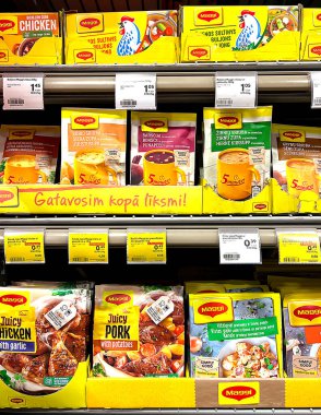 Letonya, Riga, 25 Eylül 2023: Riga 'daki süpermarket raflarında çeşitli Maggi hazır ürünleri sergilenmektedir. Letonya