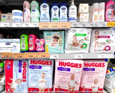 Letonya, Riga, 26 Eylül 2023: Riga, Letonya 'da bir süpermarkette çeşitli bebek kozmetikleri rafları. Bebek bakımı ürünleri süpermarkette satılıyor.