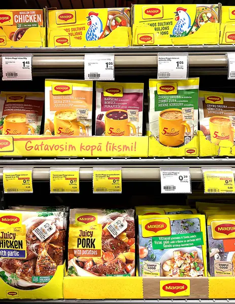Letonya, Riga, 25 Eylül 2023: Riga 'daki süpermarket raflarında çeşitli Maggi hazır ürünleri sergilenmektedir. Letonya
