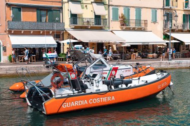 İTALYA, LOMBARDY, GARDA GÖLÜ, 25 AĞUSTOS, 2023: Kuzey İtalya 'daki Garda Gölü yakınlarındaki Lazise kasabasında tekne güvenliği için sahil güvenlik teknesi. 