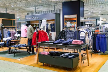 LATVIA, RIGA, 25, SEPTEMBER, 2023: Stockmann alışveriş merkezinde Marc O 'Polo moda markasının büyük bir bölümü. Riga, Letonya.