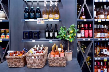 LATVIA, RIGA, 10, SEPTEMBER, 2023: STOCKMANN alışveriş merkezi Riga, Letonya 'da farklı kalitedeki farklı üreticilerin yüksek kaliteli alkollü içecekler çeşitliliği