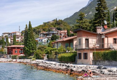 ITALY, LOMBARDY, GARDA GARDA, 25, AĞUSTOS, 2023: Garda Gölü (Lago di Garda), Limon Konsolosu Garda, Brescia ili, Lombardiya, İtalya, Güney Avrupa.