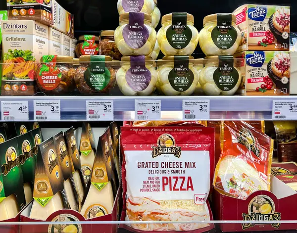 2023年9月30日 ラトビア 2023年9月30日 ラトビアのリガのショッピングモールで食料品ショーケースで異なる種類 テクスチャ 味のチーズの大規模な選択 — ストック写真