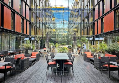 Letonya, Riga, 30 Eylül 2023: Radisson Blu Riga Oteli, Letonya 'da bahçeli ve hasır kaplamalı iç verandanın içi