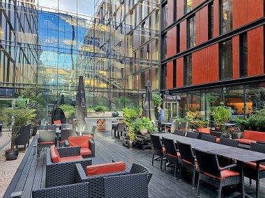 Letonya, Riga, 30 Eylül 2023: Radisson Blu Riga Oteli, Letonya 'da bahçeli ve hasır kaplamalı iç verandanın içi